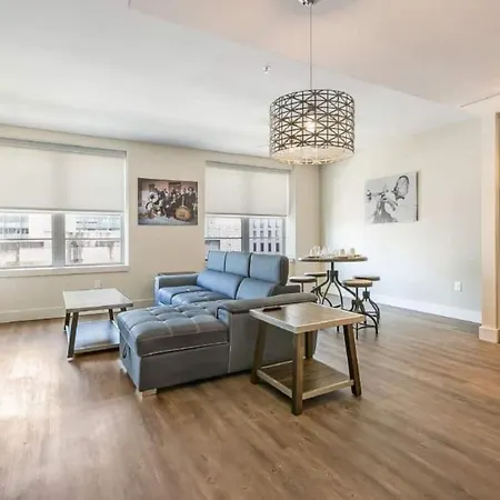 Spacious Modern Condo Near French Quarter
